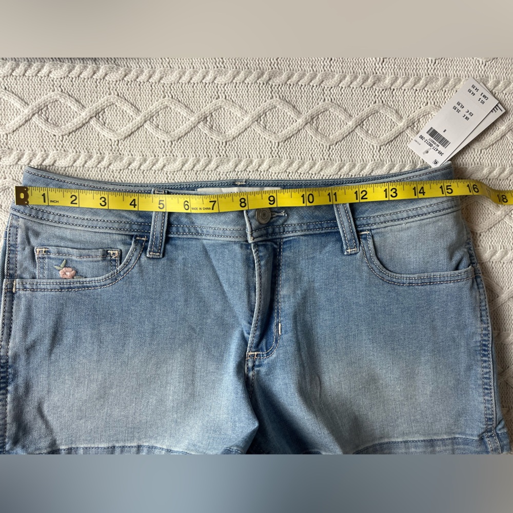Hollister Women's Light Wash Floral Embroidered Shortie Jean Shorts Size 8 - Picture 6 of 15